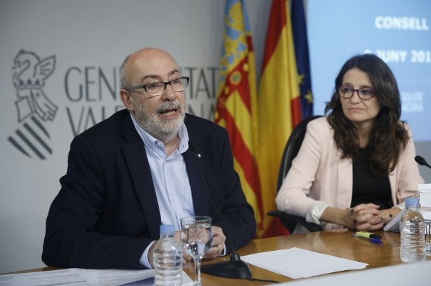 Alcaraz, en una rueda de prensa posterior al Pleno del Consell, junto a Mónica Oltra. 