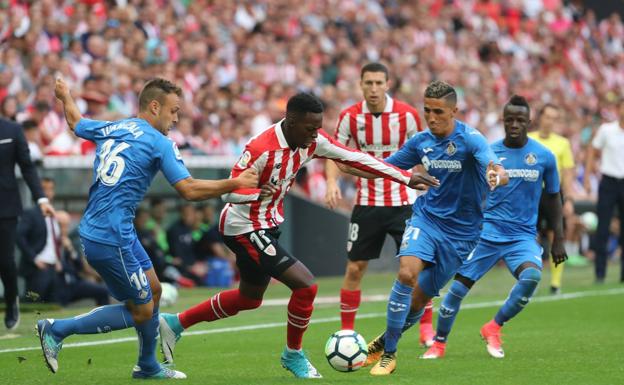 Williams intenta controlar el balón.