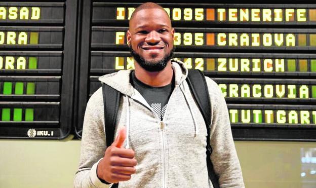 Latavious Williams saluda ayer a su llegada al aeropuerto de Manises. 