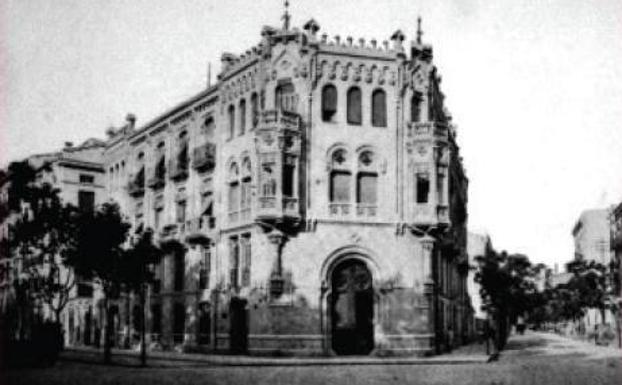 Calles de Serní y Colón en la Valencia modernista del siglo XX.