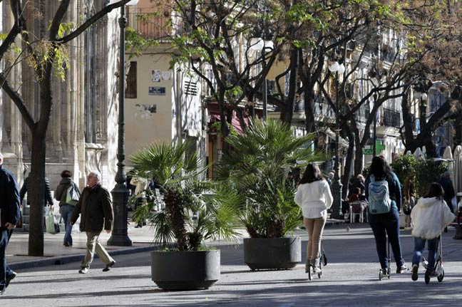 Grandes maceteros lastrados, en una zona peatonal de Valencia.