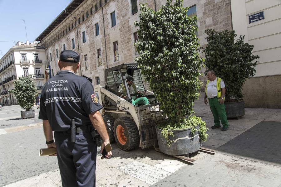 Fotos de la instalación de maceteros contra ataques terroristas