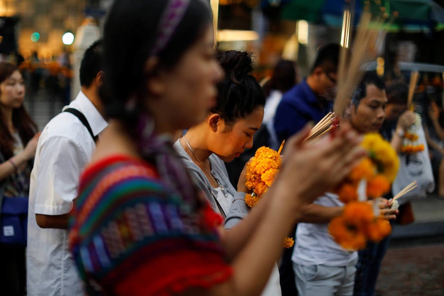 Fotos de la arraigada tradición budista en Bangkok