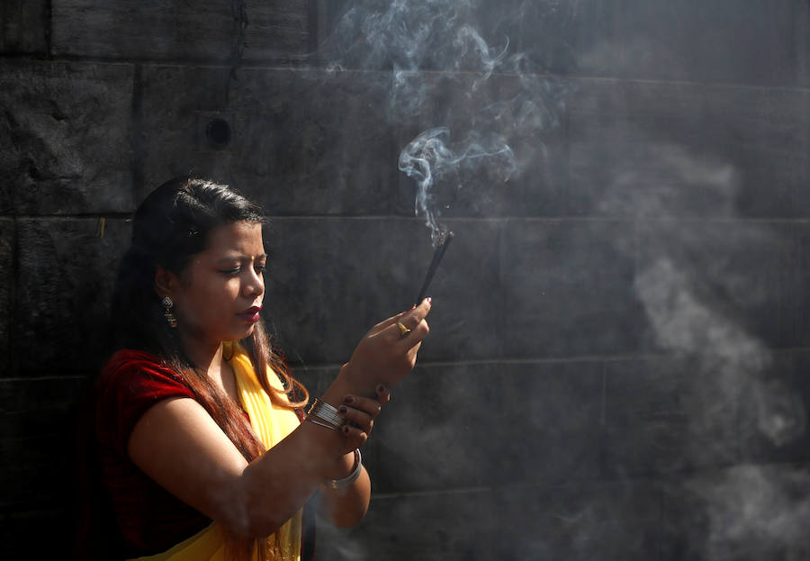 Mujeres cantan y bailan en las premisas del templo de Pashupatinath durante el festival de Teej en Katmandu, Nepal