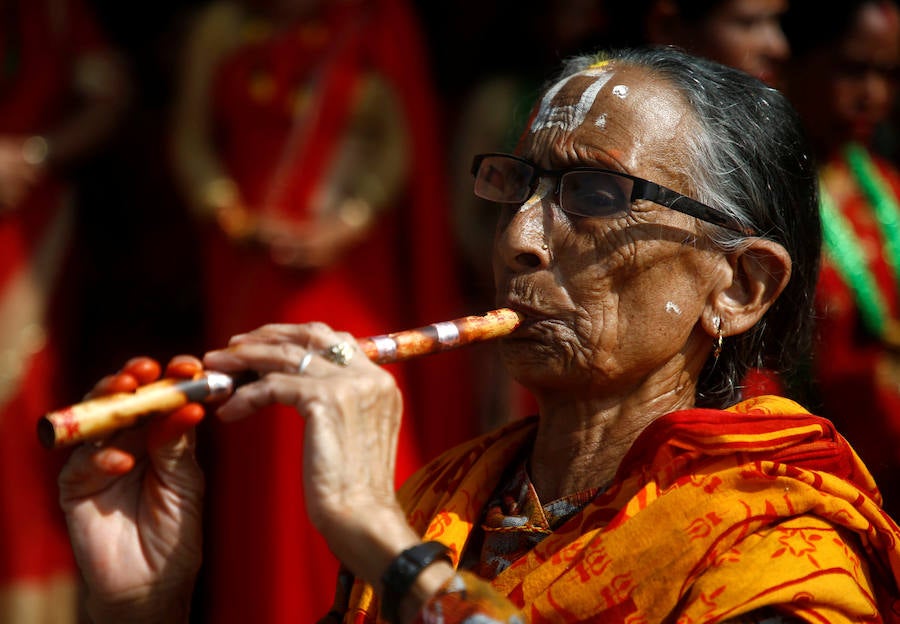 Mujeres cantan y bailan en las premisas del templo de Pashupatinath durante el festival de Teej en Katmandu, Nepal