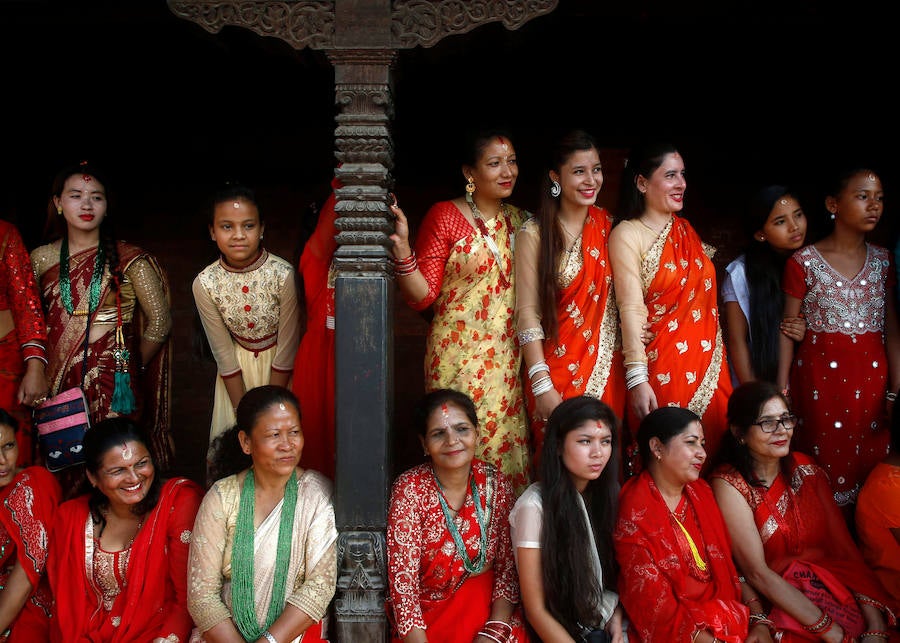 Mujeres cantan y bailan en las premisas del templo de Pashupatinath durante el festival de Teej en Katmandu, Nepal