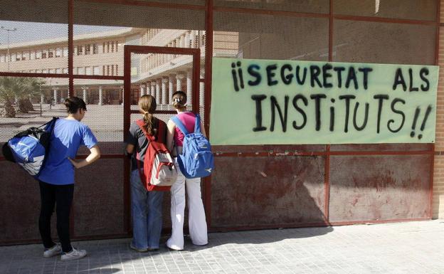 Estudiantes frente a un instituto de San Vicente del Raspeig. 