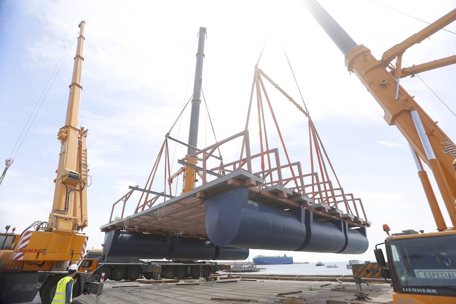 Fotos de la botadura de la batea de ostras en el puerto de Valencia