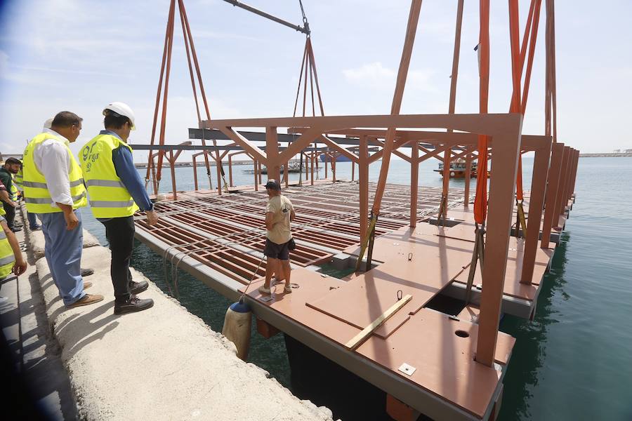 Fotos de la botadura de la batea de ostras en el puerto de Valencia