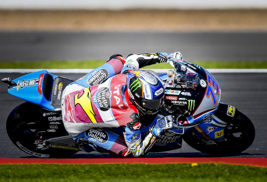 El británico Cal Crutchlow (Honda RC 213 V) y los españoles Alex Márquez (Kalex) y Arón Canet (Honda) fueron los más rápidos de sus respectivas categorías al término de la primera jornada de entrenamientos libres del Gran Premio de Inglaterra de MotoGP en el circuito de Silverstone.