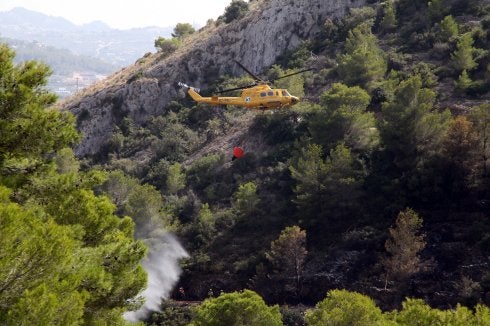 Un incendio en la ladera del Montgó obliga a desalojar varios chalés de Xàbia