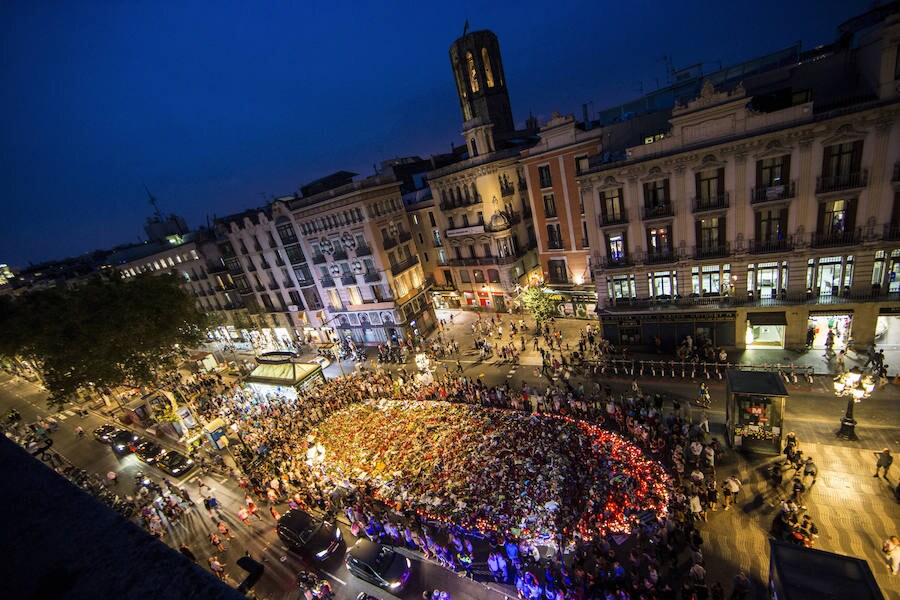 Miles de personas desbordan el paseo de Gràcia y el centro de Barcelona en una manifestación contra el terrorismo tras los atentados de la semana pasada, una protesta bajo el lema "No tinc por" (No tengo miedo) a la que asiste el Rey, el presidente del Gobierno, Mariano Rajoy, y los presidentes autonómicos, entre otras autoridades. 