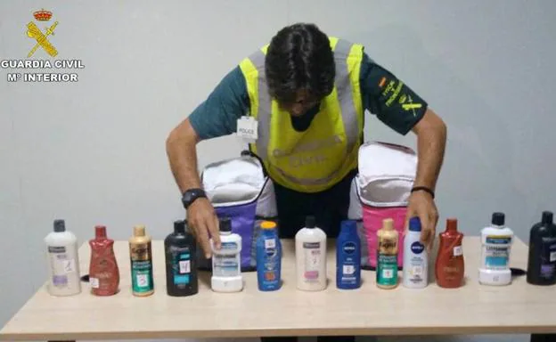 La Guardia Civil incauta 8 kilos de cocaína líquida escondida en botes de cosmético. 