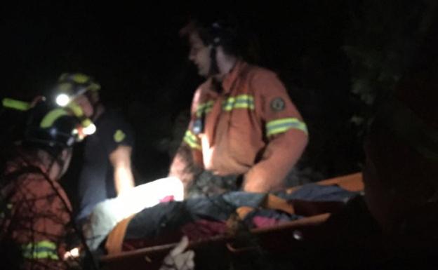 Rescatan a un parapentista tras caer de noche en un cerro de Villar del Arzobispo