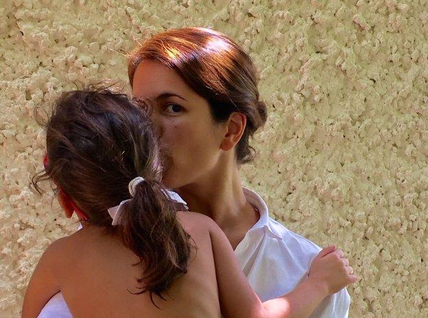 Lola Domenech con su hija Lola, afectada por el síndrome, en una imagen enviada por la familia. 
