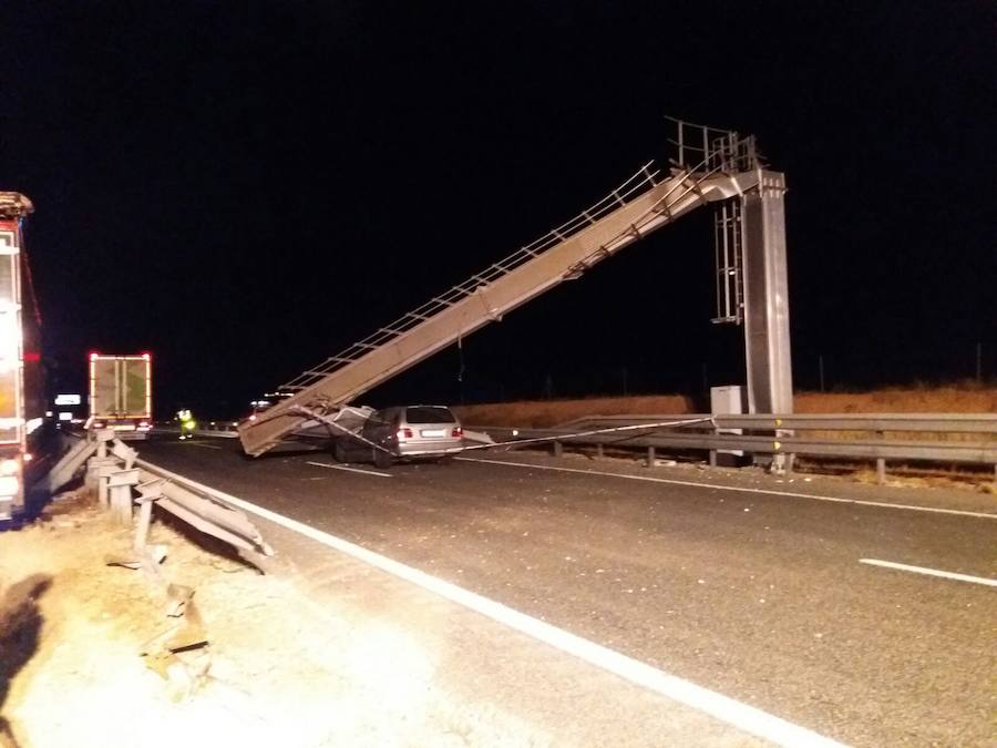 Fotos del accidente de un camión en el tramo Utiel de la A-3