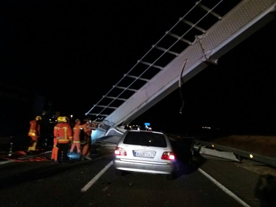 Fotos del accidente de un camión en el tramo Utiel de la A-3