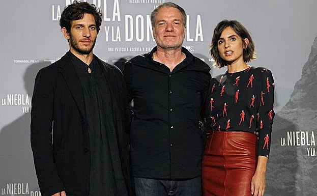 Echegui (d) y Quim Gutiérrez (i) posan con Koppel. 