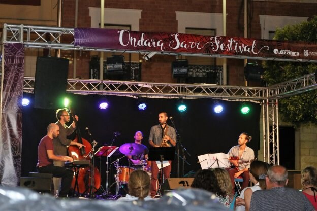 Una de las dos actuaciones musicales celebradas el sábado, que reunió a numerosos de vecinos de Ondara y de la Marina Alta. 
