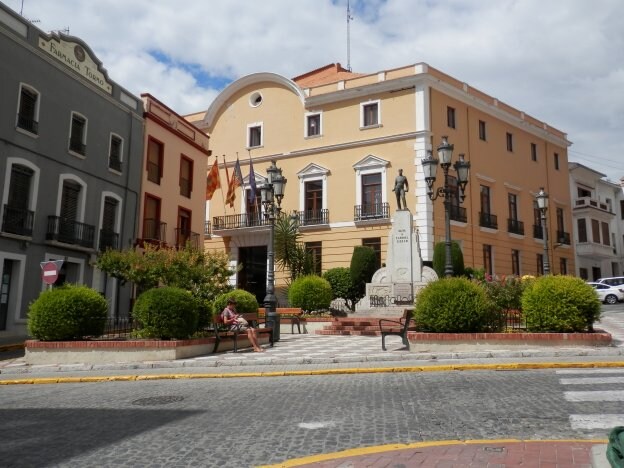 Acceso principal al ayuntamiento de Oliva. 