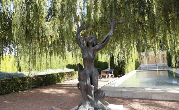 La transformación de una de las ninfas en árbol en el Jardín de las Hespérides.
