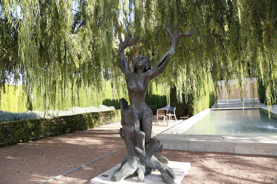 Metamorfosis de la ninfa en árbol durante el mito de las manzanas doradas en el Jardín de las Hespérides.