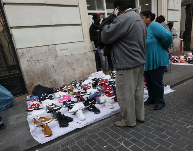 Manteros en una calle del centro, en una imagen de archivo. 