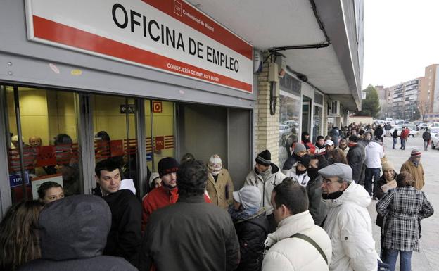 Colas ante una oficina del INEM.