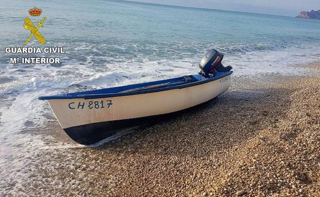 Patera rescatada en las costas de Alicante. 