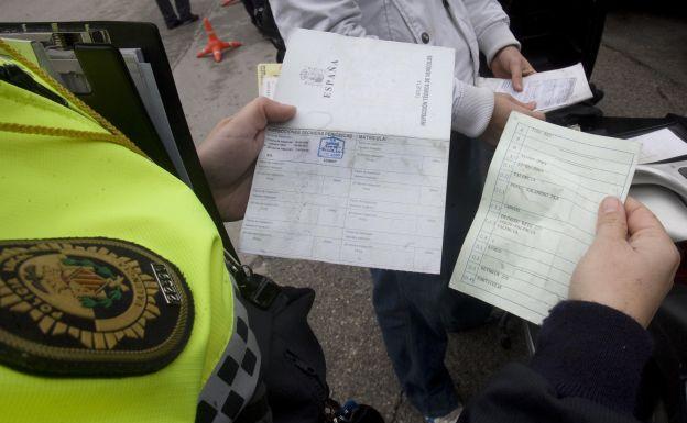 Policía Local de Valencia revisando la documentación de un vehículo.