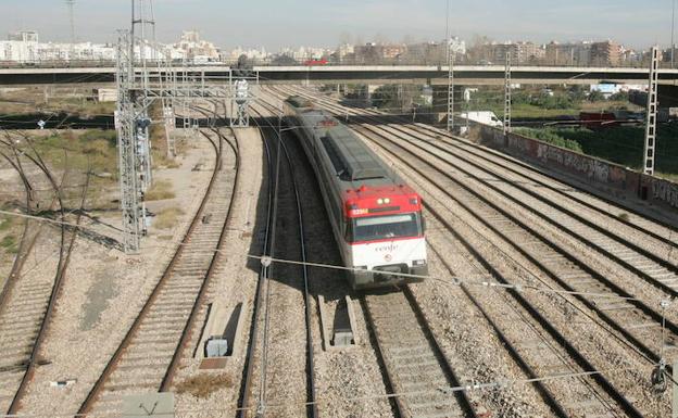 Vías del tren cruzando Valencia por el barrio de Malilla en dirección a la Estación del Norte