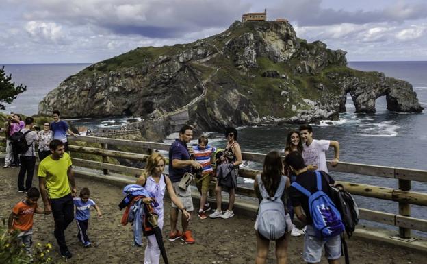 Turistas en San Juan de Gaztelugatxe este verano.