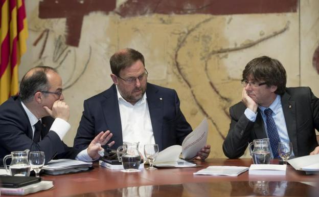Jordi Turull, Oriol Junqueras y Carles Puigdemont, durante una reunión del Govern.