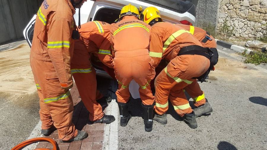 Fotos del rescate de un conductor en la Pobla del Duc