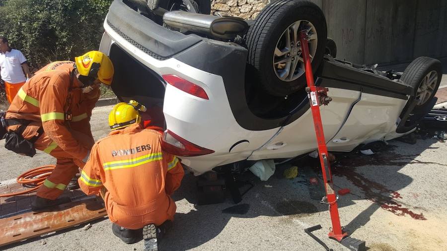 Fotos del rescate de un conductor en la Pobla del Duc