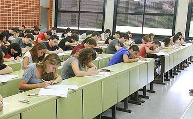 Estudiantes universitarios durante un examen.