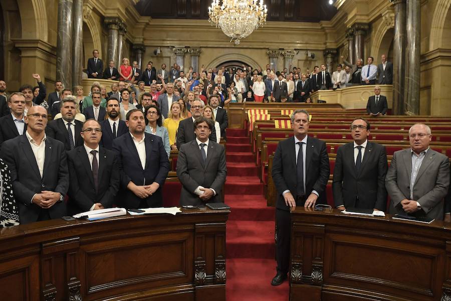 El Parlamento de Cataluña aprobó este miércoles una ley para convocar para el 1 de octubre un referéndum de secesión de España, que el Gobierno central considera inconstitucional y que buscará impedir con todo su arsenal jurídico.