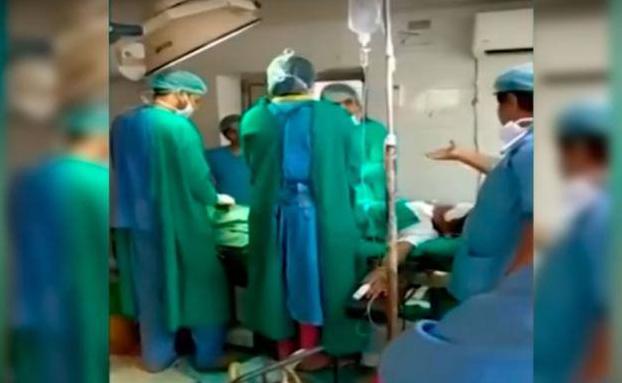 Extracto del vídeo de la discusión de los cirujanos en medio de una cesárea.