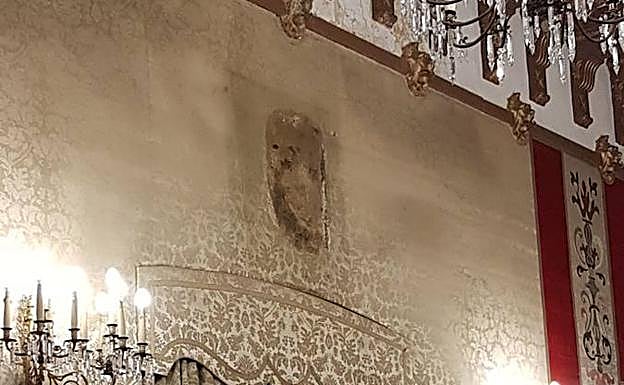 La pared, sin el cuadro, ya retirado. 