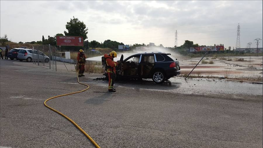 Fotos del coche incendiado en Paterna