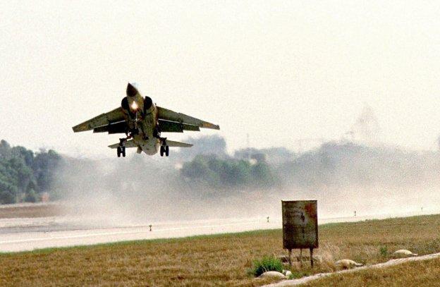 Un avión militar despega de una base aérea en Manises. 