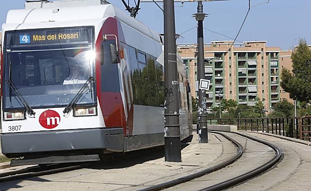 Tranvía de la línea 4 de Metrovalencia. 