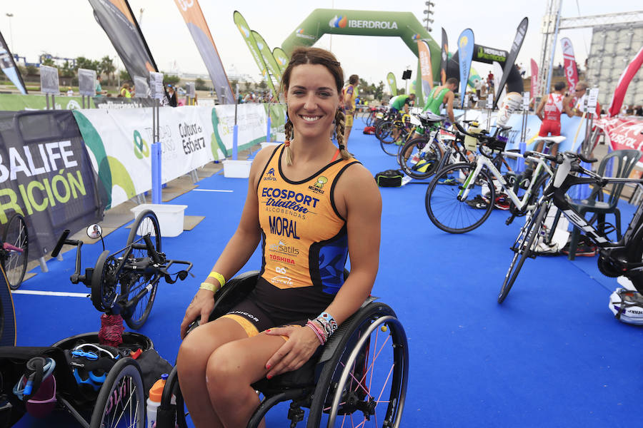 El Triatlón de Valencia llena de participantes la Marina Juan Carlos I