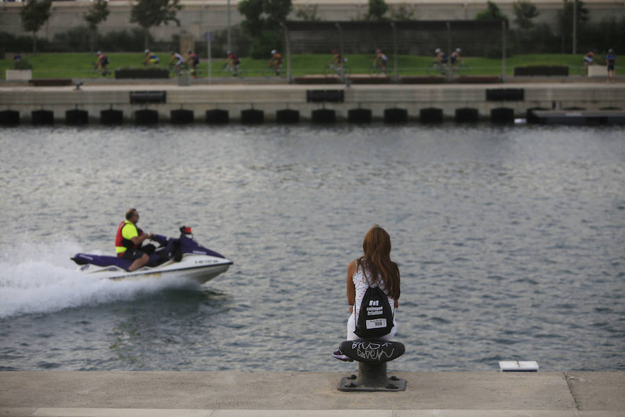 El Triatlón de Valencia llena de participantes la Marina Juan Carlos I