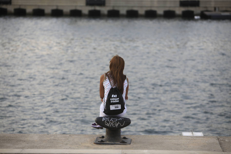 El Triatlón de Valencia llena de participantes la Marina Juan Carlos I