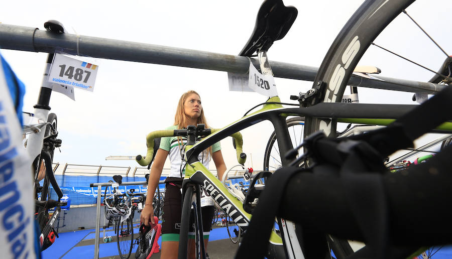 El Triatlón de Valencia llena de participantes la Marina Juan Carlos I