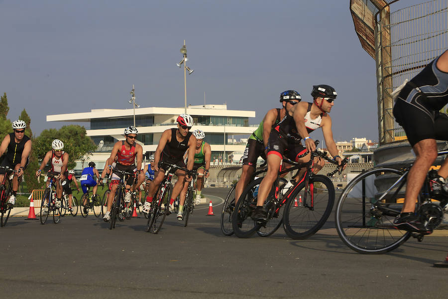 El Triatlón de Valencia llena de participantes la Marina Juan Carlos I