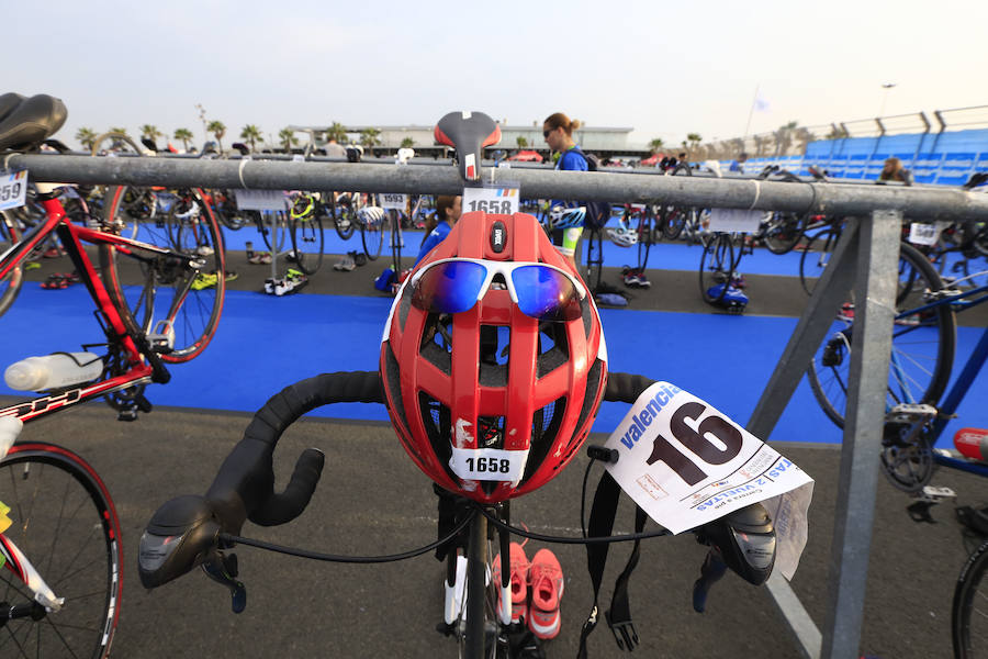 El Triatlón de Valencia llena de participantes la Marina Juan Carlos I