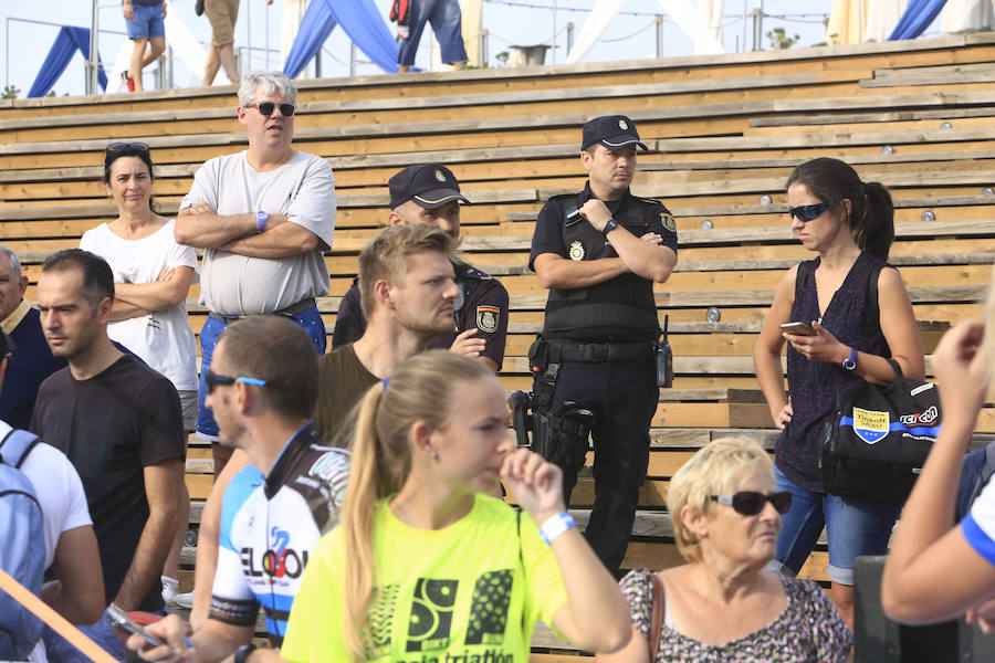 El Triatlón de Valencia llena de participantes la Marina Juan Carlos I