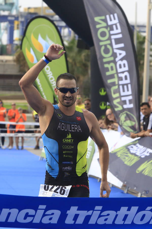 El Triatlón de Valencia llena de participantes la Marina Juan Carlos I